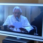22. April: Zum ersten Mal in der Geschichte des Papstums beantwortet der Papst Fragen in einer Fernsehsendung 